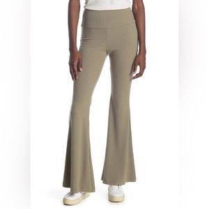 Abound Ribbed Flare Leggings 🍐